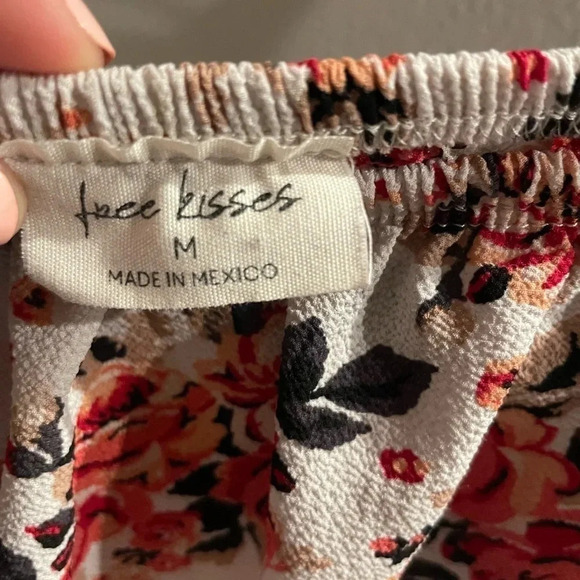 Free kisses off the shoulder floral blouse top size Medium - Picture 7 of 11
